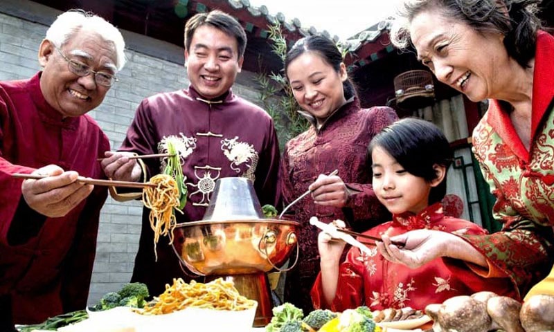 خانواده چینی در حال خوردن غذا