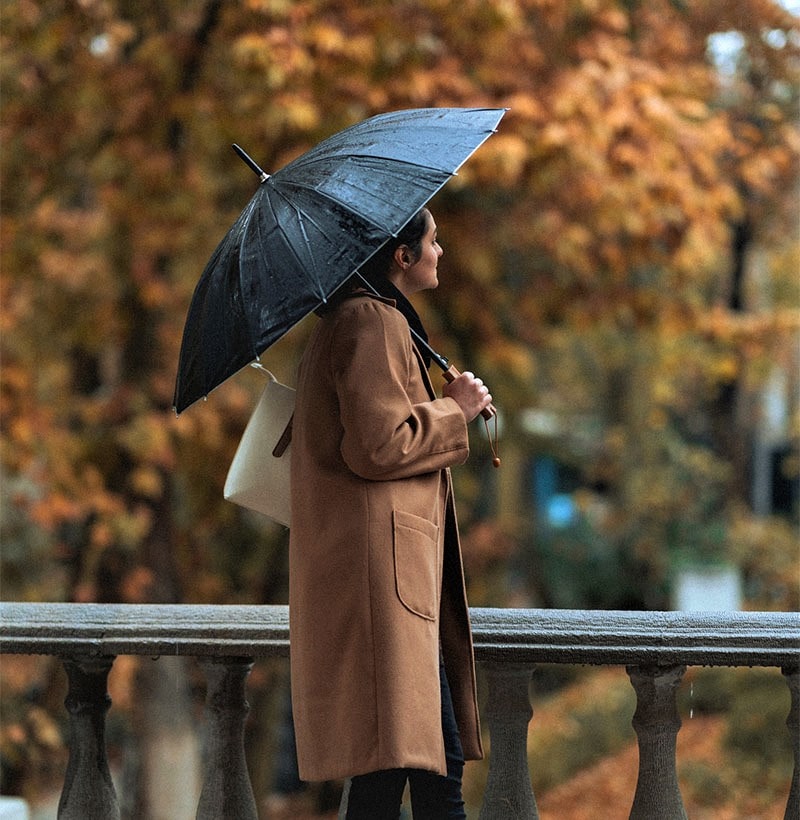دختری با چتر در هوای پاییزی تهران