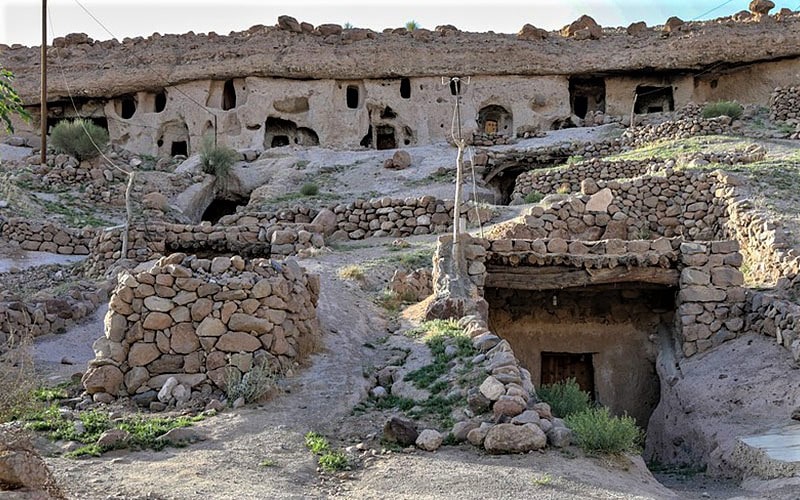 خانه های غارمانند در میمند کرمان، منبع عکس: ویکی مدیا، عکاس: ninara