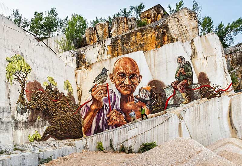 نقش ماهاتما گاندی بر دیوار؛ اثر Vera Bugati