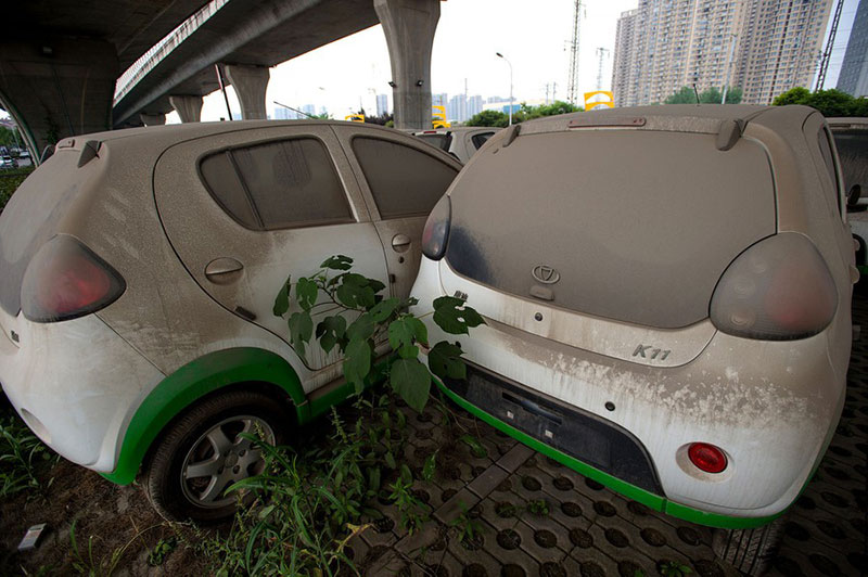 خودروهایی که به مدت طولانی در مکانی در ووهان چین پارک شده‌اند؛ منبع: Getty، عکاس: نامشخص