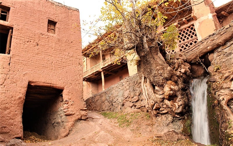 آبشاری کوچک در روستای ابیانه، منبع عکس: گوگل مپ، عکاس: عباس بیگلری