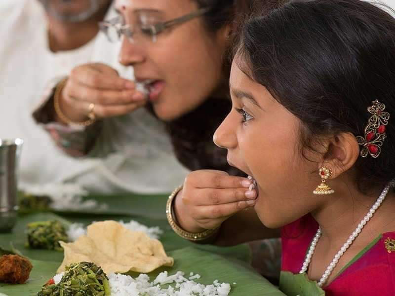 زن و کودک هندی در حال خوردن غذا با دست؛ منبع عکس: Quora، عکاس: نامشخص