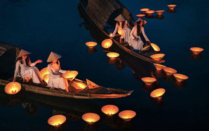 عکس هوایی از دختران ویتنامی مشغول روشن‌کردن کردن شمع