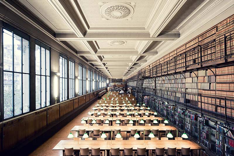 کتابخانه‌ای با پنجره‌های فراوان در پاریس؛  منبع و عکاس: Thibaud Poirier 