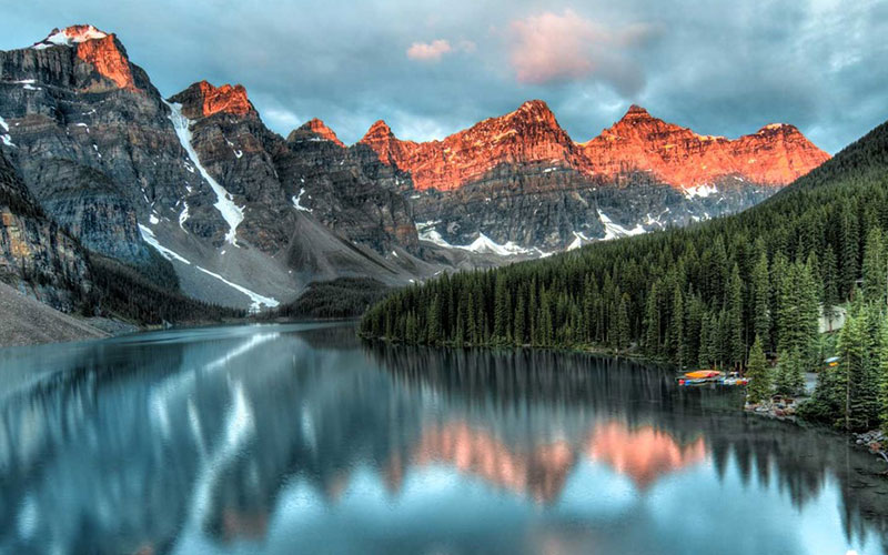 دریاچه و کوه ها در پارک‌های کوهستانی راکی کانادایی، منبع عکس: adventures.com، عکاس: ناشناس