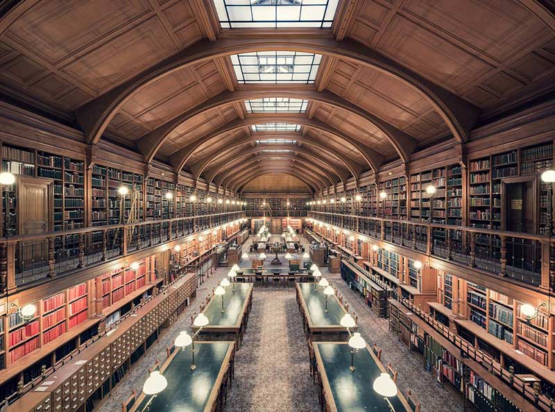 کتابخانه قدیمی با طراحی چوبی در پاریس؛ منبع و عکاس: Thibaud Poirier 