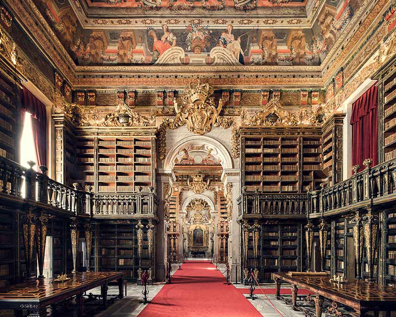 کتابخانه کلاسیکی در کویمبرا پرتغال؛ منبع و عکاس: Thibaud Poirier 