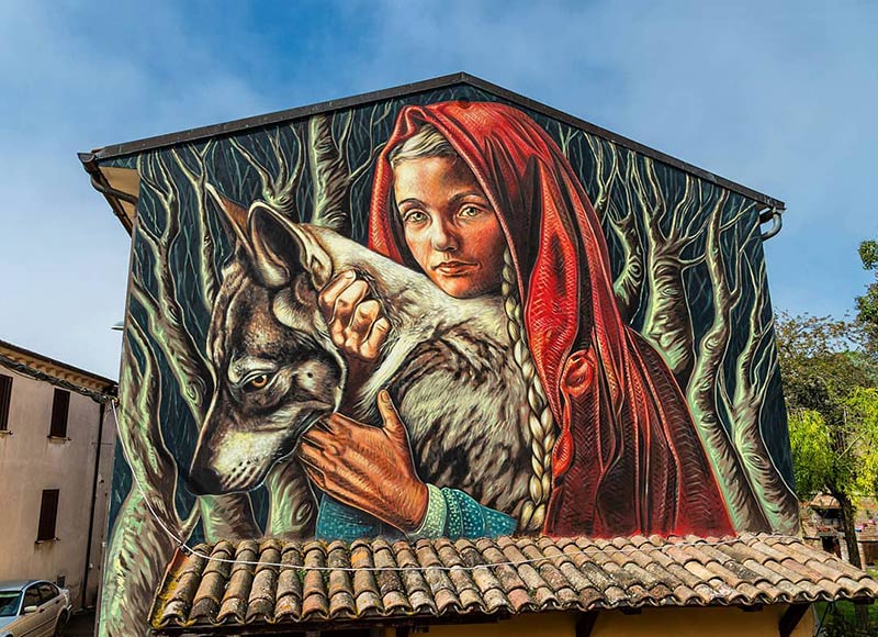 دوستی شنل قرمزی و گرگ بر دیوار شهر؛ اثر Vera Bugati