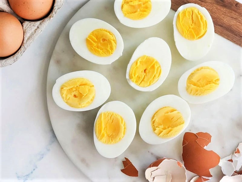 تخم‌مرغ‌های پخته نصف‌شده