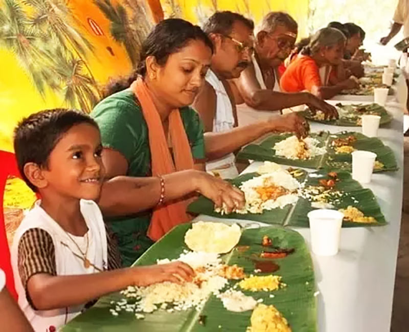 اهالی هند در کنار میز غذا؛ منبع عکس: Quora، عکاس: نامشخص