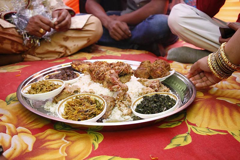 یک سینی از غذاهای هندی؛ منبع عکس: Media India Group، عکاس: نامشخص