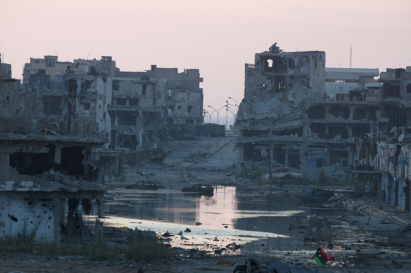 خانه‌های آسیب دیده در درگیری نیروهای انقلابی و نیروهای دولتی دولت سابق لیبی؛ منبع: Reuters، عکاس: نامشخص