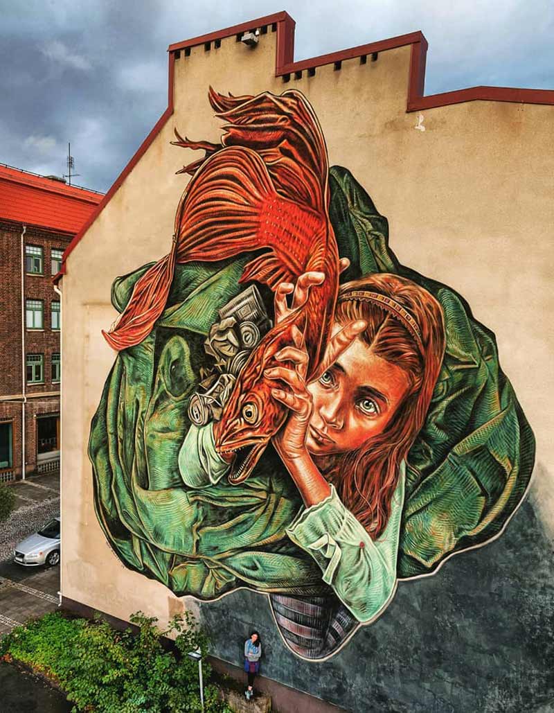 نقاشی دختر و ماهی بر دیوار؛ اثر Vera Bugati