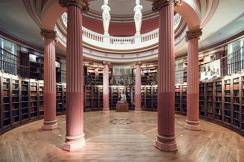 کتابخانه ای با ستون ‌های زیبا در پاریس؛ منبع و عکاس: Thibaud Poirier 
