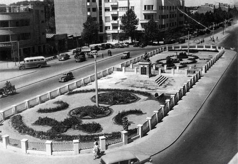 میدان فردوسی تهران در دهه ۲۰ شمسی