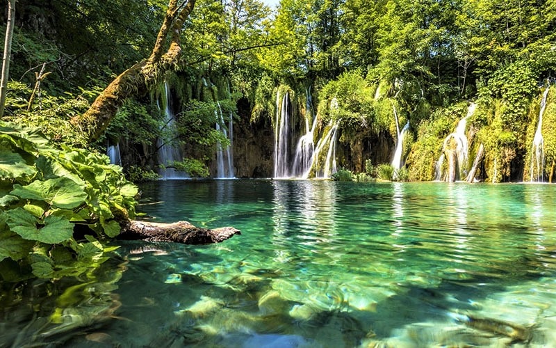 آبشارهای کوتاه در پارک ملی دریاچه‌های پلیتویک در کرواسی، منبع عکس: roadaffair.com، عکاس: ناشناس