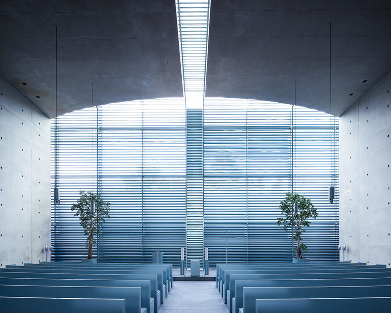 کلیسای مدرن آبی رنگ در برلین آلمان ؛ منبع و عکاس: Thibaud Poirier 