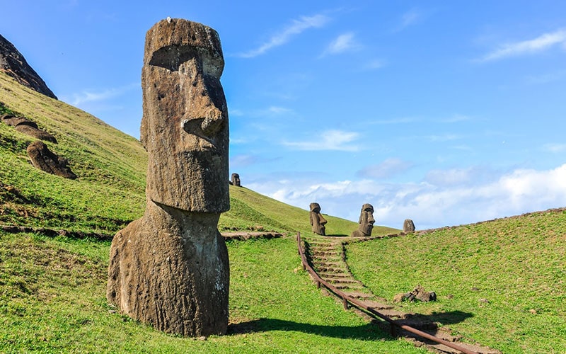 مجسمه بزرگ موآی در جزیره ایستر، منبع عکس: roadaffair.com، عکاس: ناشناس