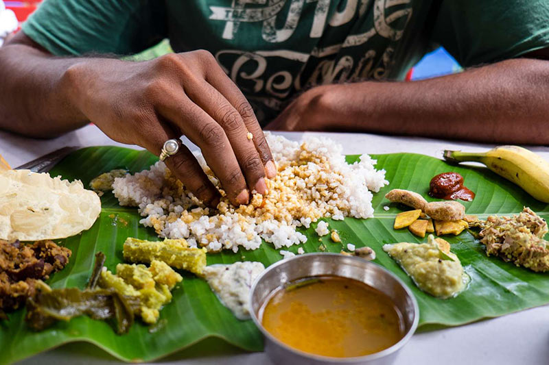 خودن غذای هندی با کمک دست؛ منبع عکس: tripsavvy، عکاس: نامشخص