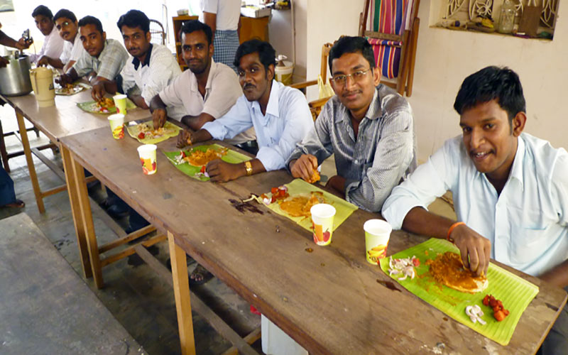 مردان هندی کنار میز غذا؛ منبع عکس: asiatravelbugdotnet، عکاس: نامشخص
