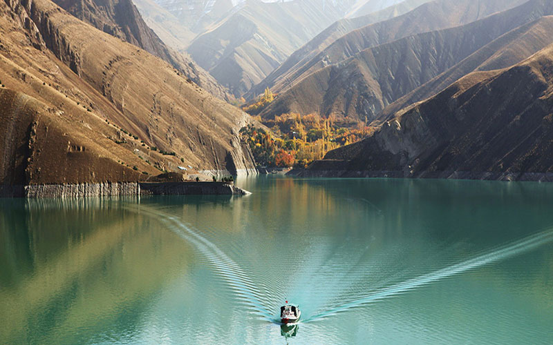 قایق سواری در دریاچه سد کرج؛ منبع عکس: IRAN Paradise؛ عکاس: نامشخص