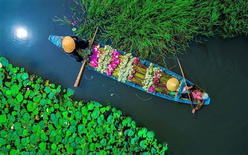 عکس هوایی از قایقی سنتی در ویتنام
