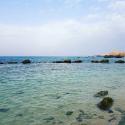 سواحل نیلگون خلیج فارس در جزیره سیری؛ منبع عکس: گوگل مپ؛ عکاس: امیر قیاسی