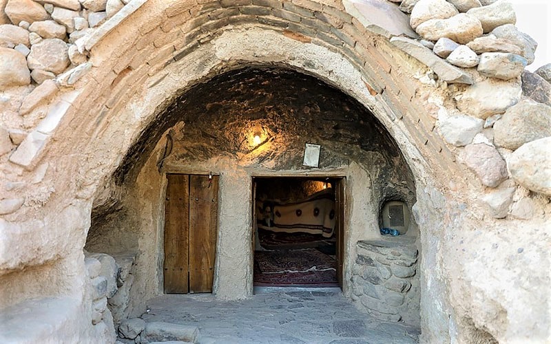 ورودی خانه ای در روستای میمند شهر بابک، منبع عکس: ویکی مدیا، عکاس: ninara