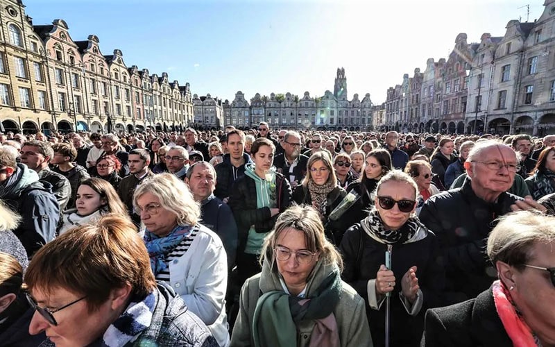 گردهمایی مردم فرانسه برای یادبود معلم کشته‌شده
