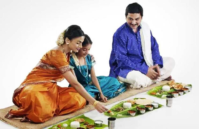 خانواده هندی در حال صرف غذا؛ منبع عکس: reddit، عکاس: نامشخص