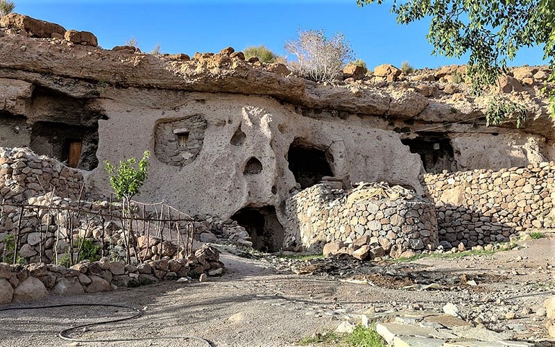 خانه غار در روستای میمند، منبع عکس: ویکی مدیا، عکاس: ninara