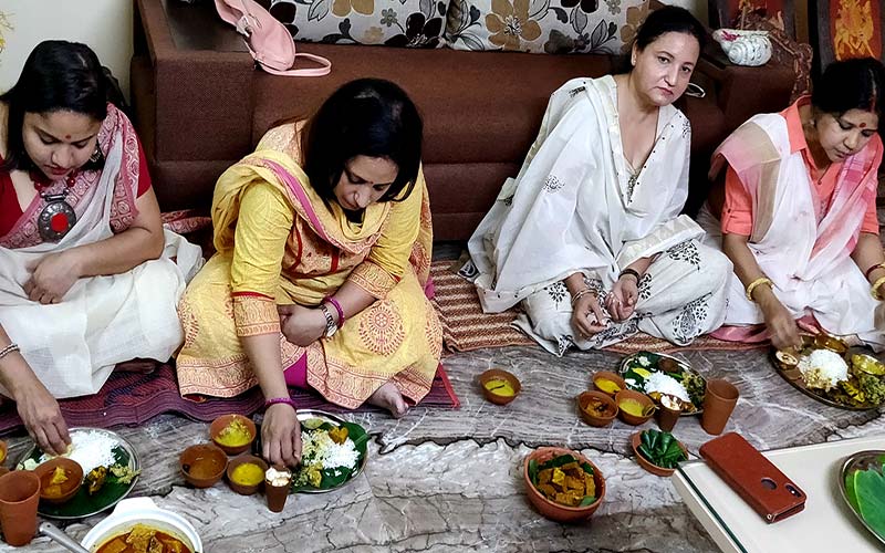 زنان هندی در حال غذا خوردن؛ منبع عکس: cookwithreena، عکاس: نامشخص