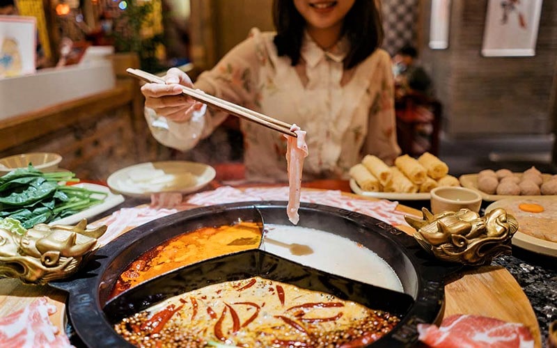 زن چینی در حال صرف غذا