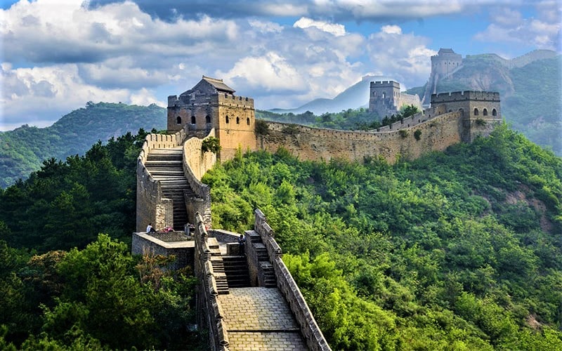 دیوار بزرگ چین در کوهستانی سرسبز، منبع عکس: roadaffair.com، عکاس: ناشناس
