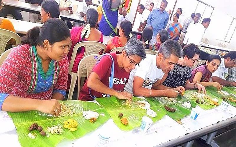 غذا خوردن مردم هندوستان با دست راست؛ منبع عکس: Quora، عکاس: نامشخص