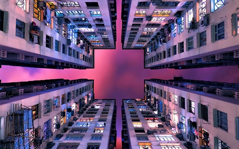 عکس از آسمان رنگی در میان ساختمان‌های مسکونی