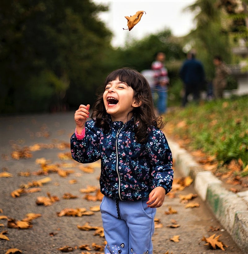 کودکی شاد در هوای پاییزی پارک در تهران