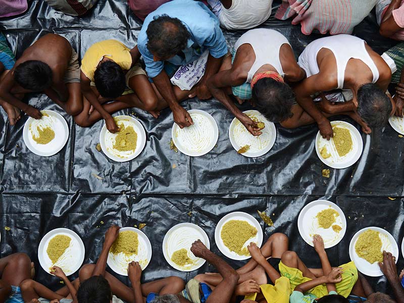 عکس غذا خوردن مردم هند از بالا؛ منبع عکس: indian-food، عکاس: نامشخص