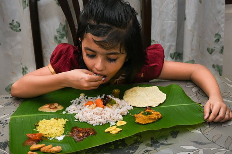 کودک هندی در حال خوردن غذا با دست؛ منبع عکس: Quora، عکاس: نامشخص