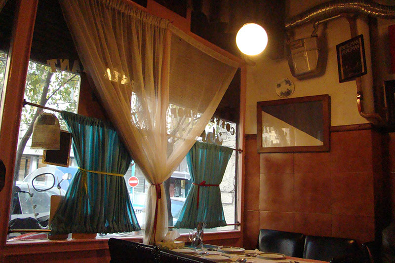 میز کنار پنجره کافه گل رضاییه؛ منبع عکس: گوگل مپ؛ عکاس: Ehsan Dadvar