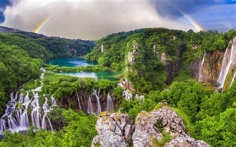 عکس هوایی از پارک ملی دریاچه‌های پلیتویک در کرواسی، منبع عکس: getbybus.com، عکاس: ناشناس