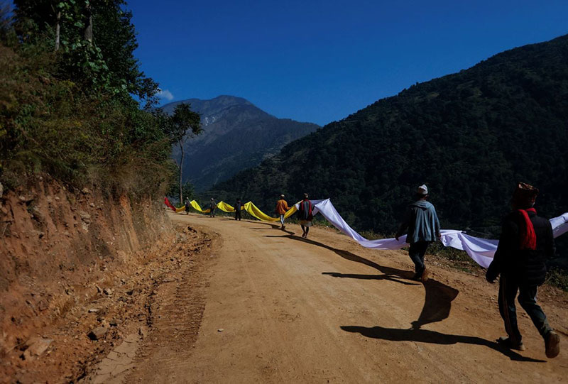 اجرای مراسم سوزاندن جان باختگان زلزله نپال توسط روستاییان