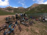 گروه دوچرخه سواری کوهستان در کنار دریاچه لزور؛ منبع عکس: ویکی لاک؛ عکاس: رسول رضایی