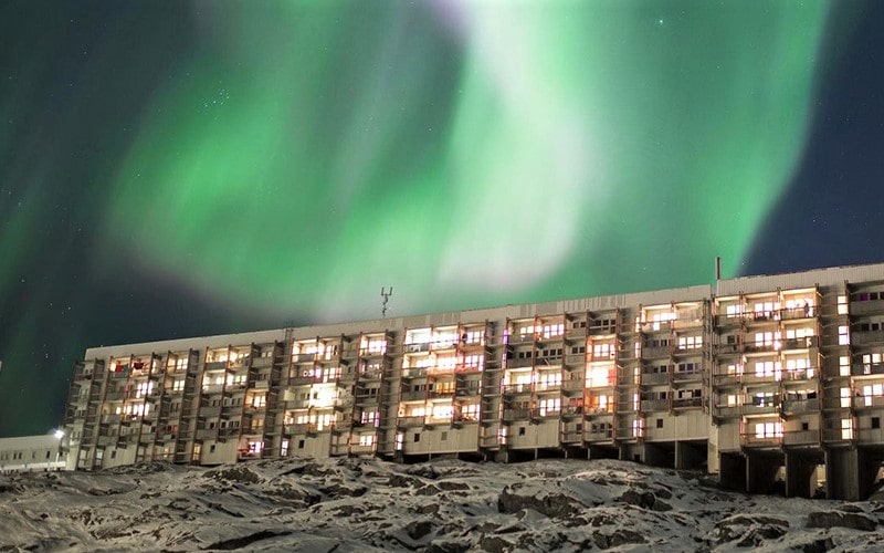 شفق قطبی بر فراز منازل مسکونی گرینلند