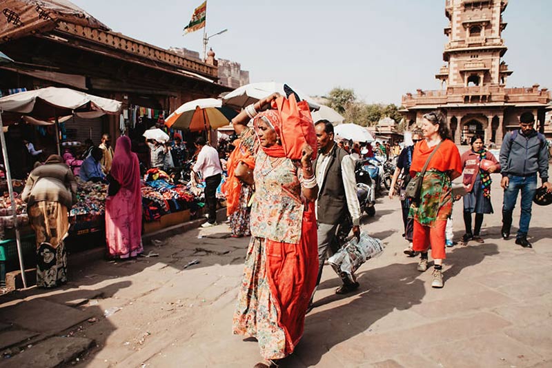 زن هندی در حال عبور از خیابان