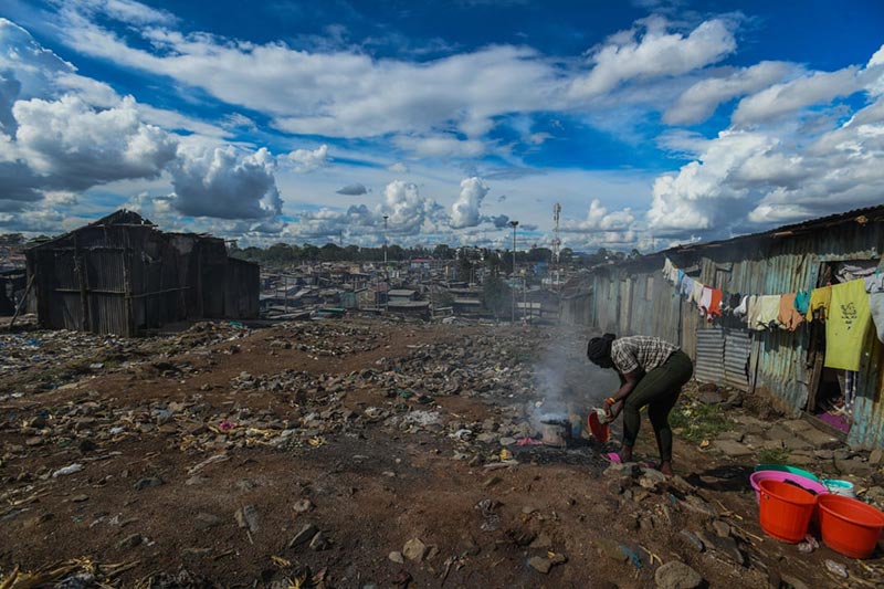 تولیدو سوزاندن زغال سنگ توسط ساکنان زاغه نشین در نایروبی کنیا برای نیازهای روزانه