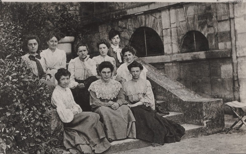 ماری کوری و شاگردان در مدرسه عالی نرمال؛ منبع عکس: Musee Curie، عکاس: نامشخص