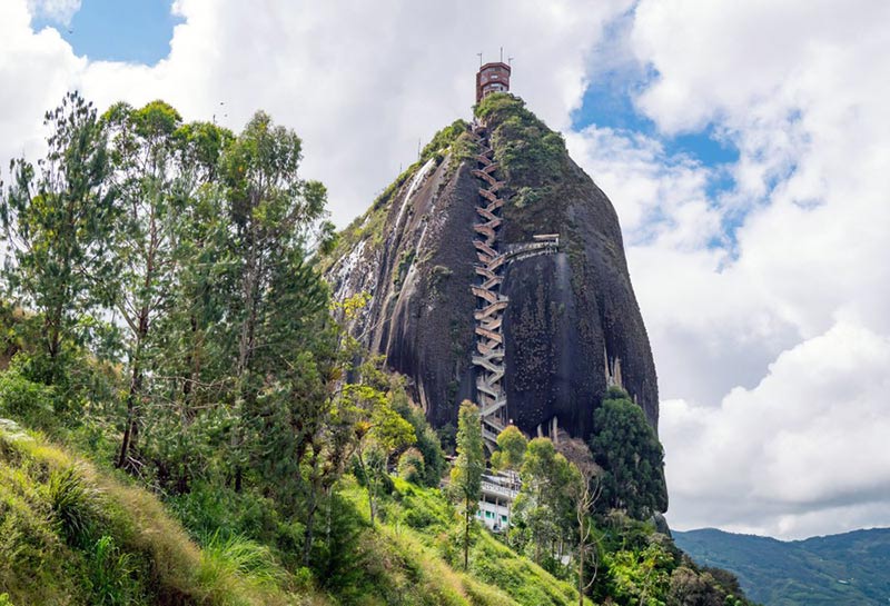 یک پلکان طولانی به سمت صخره گواتاپه (Guatapé) در کلمبیا