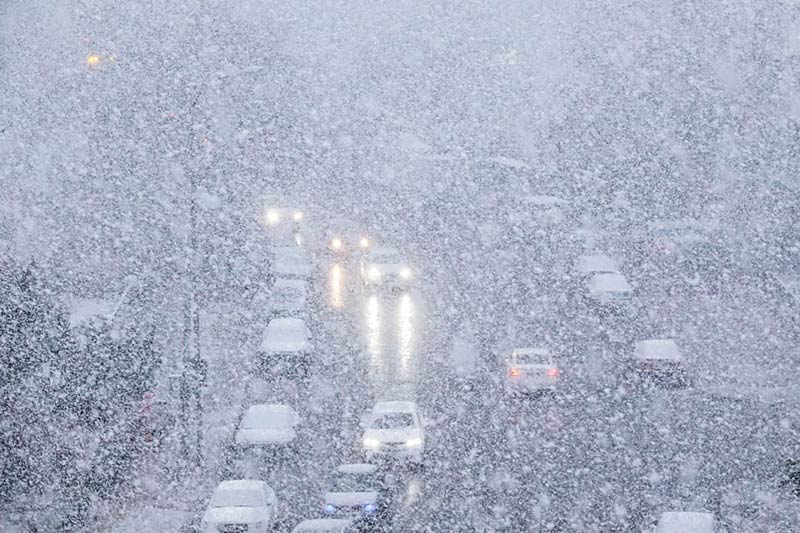 خودروها در حال عبور از برف سنگین در شمال شرقی چین